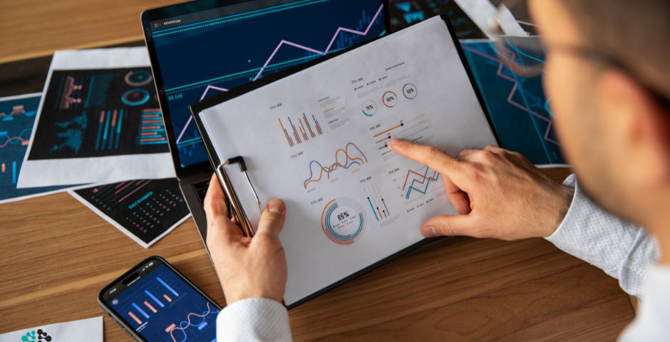 chico analizando graficos