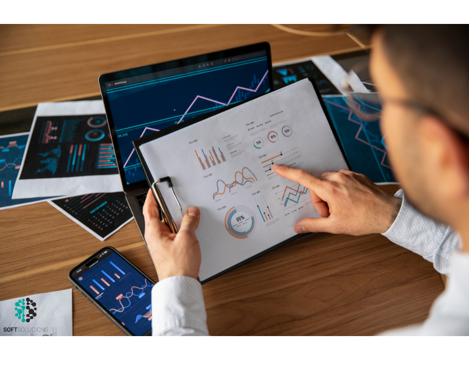 chico analizando graficos