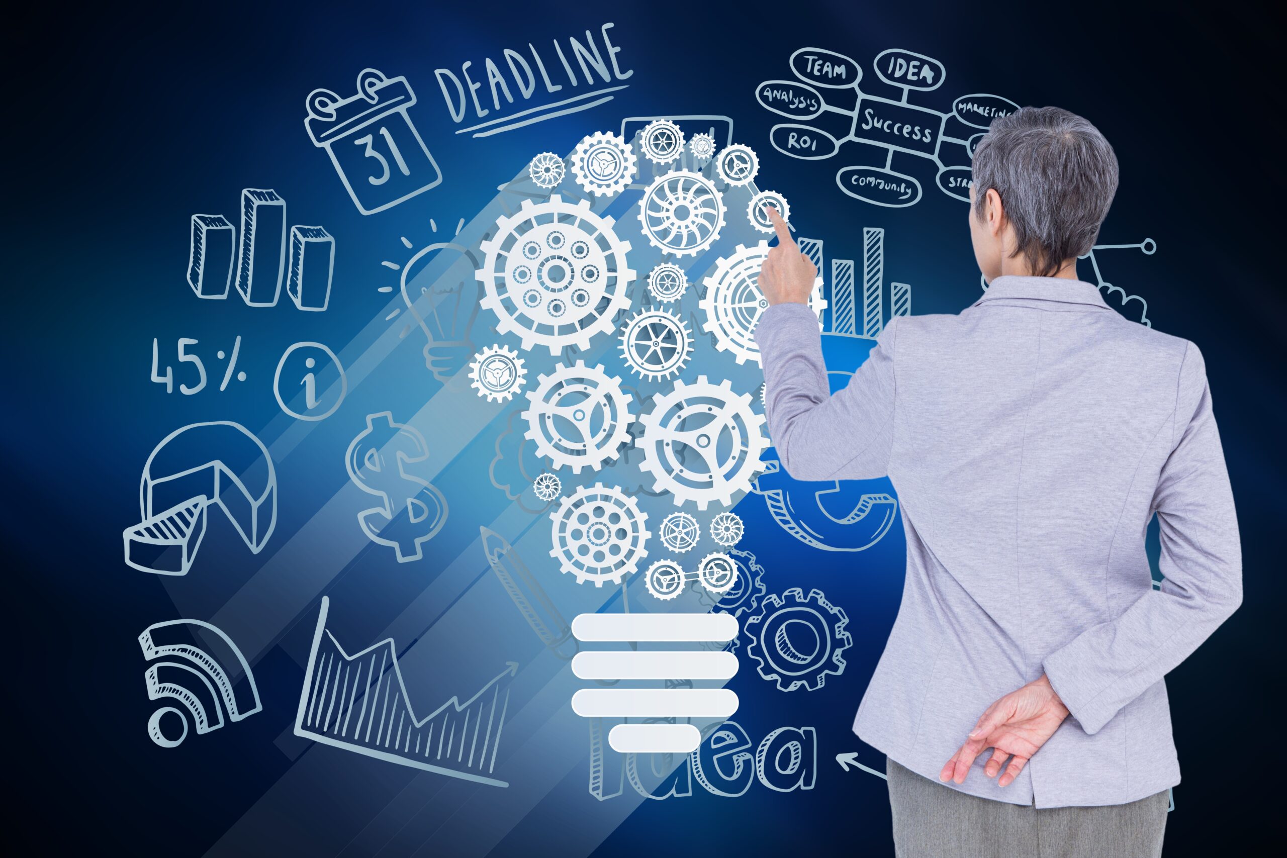 hombre señalando engranajes de bombilla