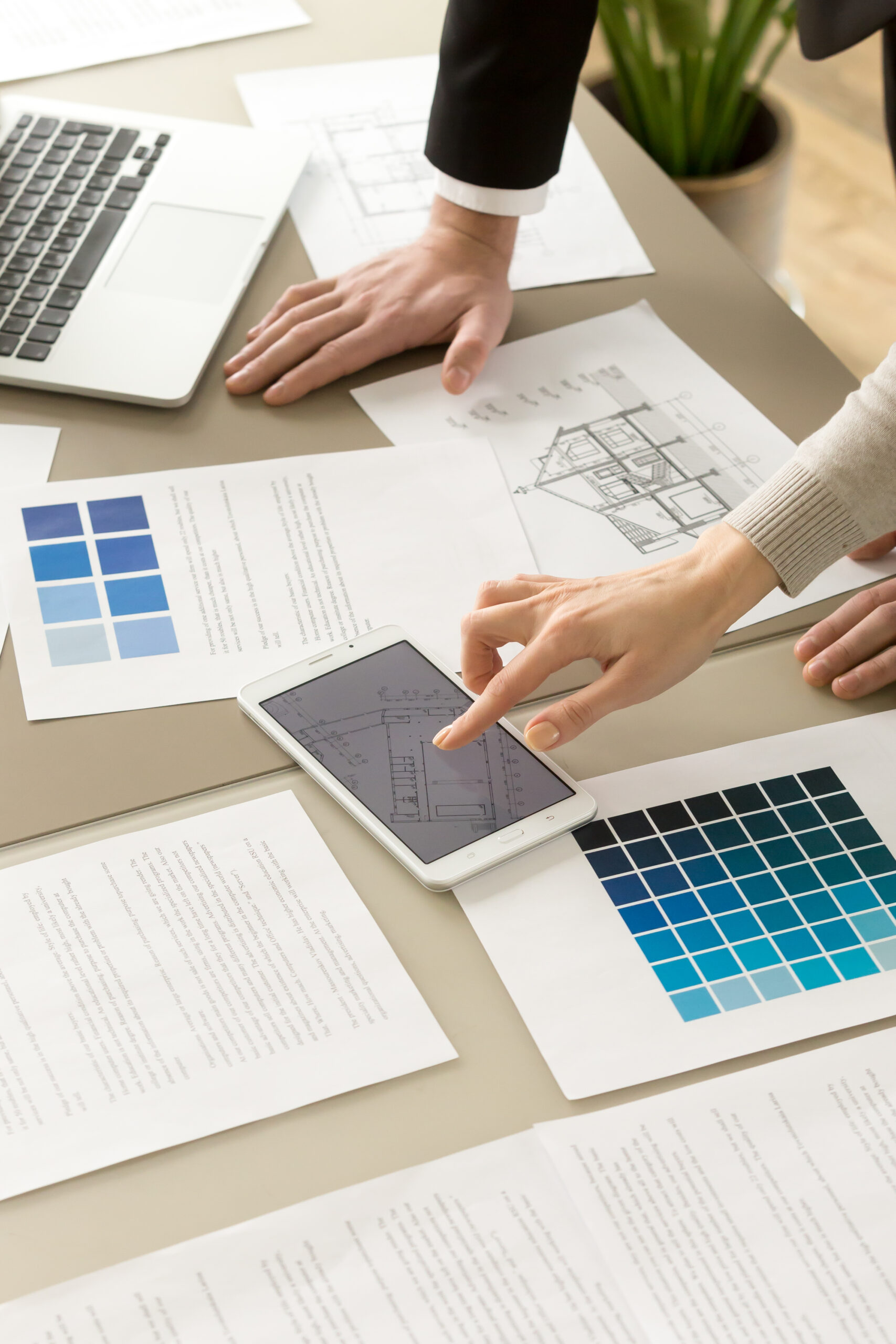 Colegas arquitectos trabajando juntos en el proyecto