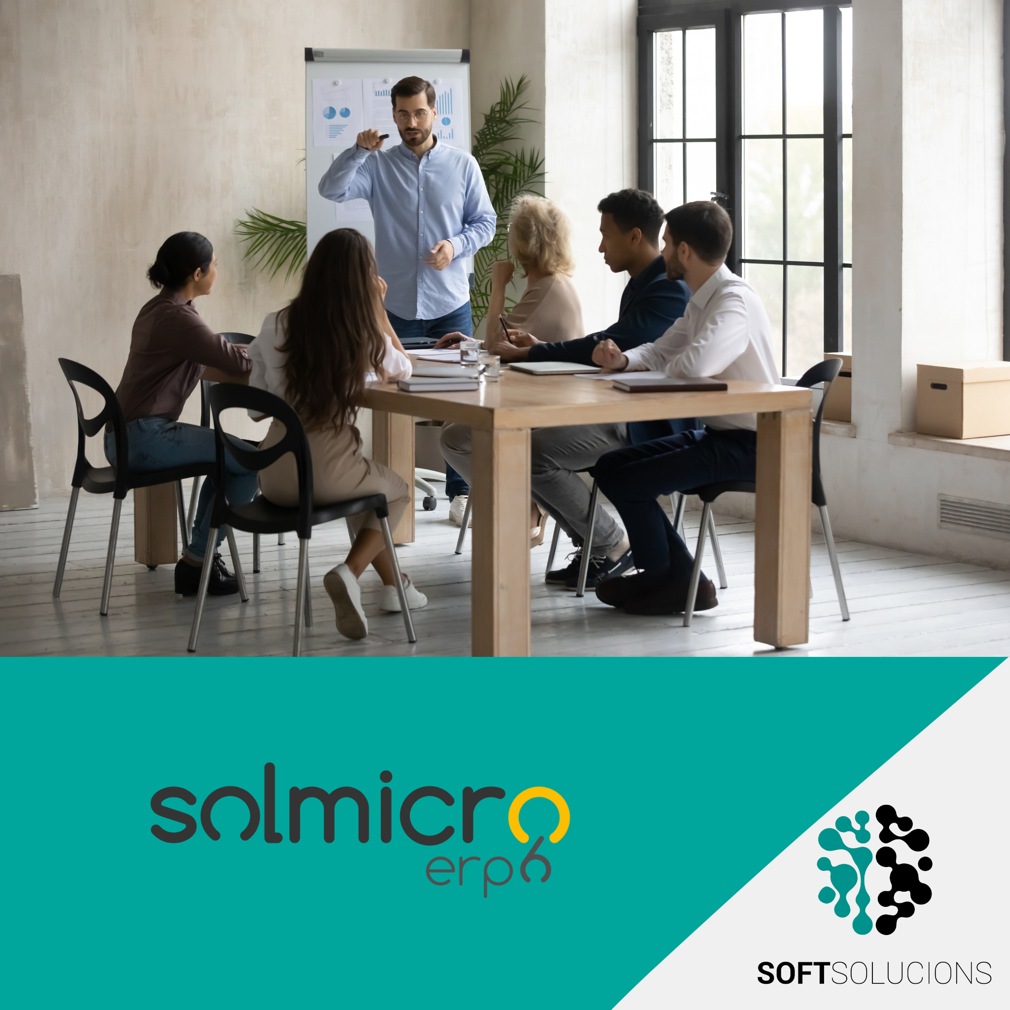 equipo reunido y jefe dando charla