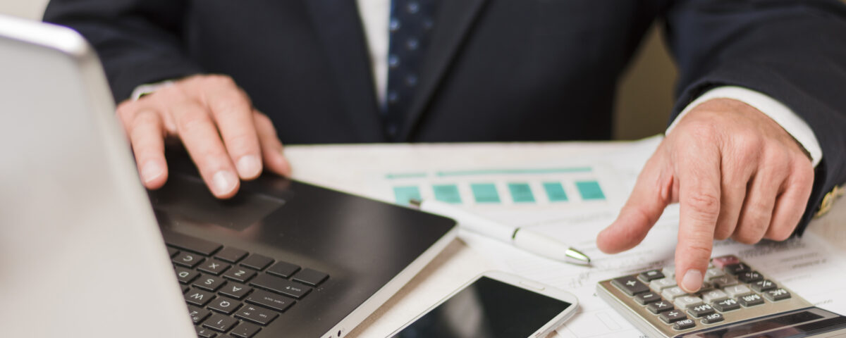empresario usando calculadora
