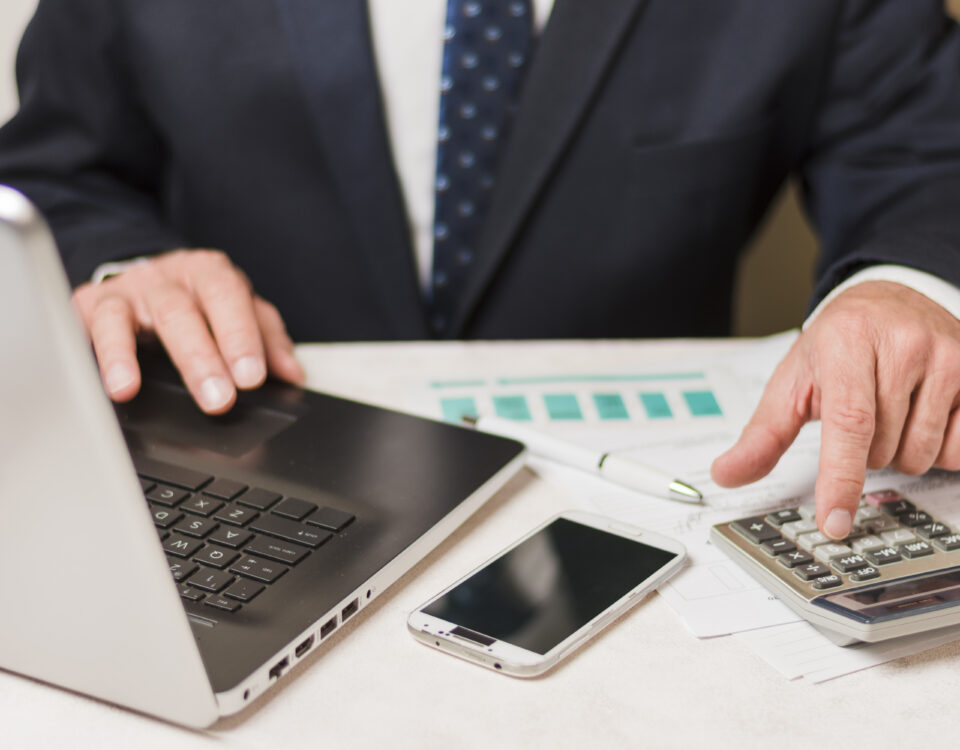 empresario usando calculadora