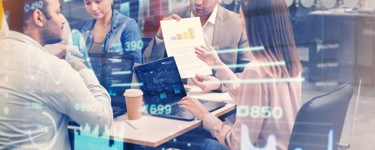 gente trabajando y revisando gráficos