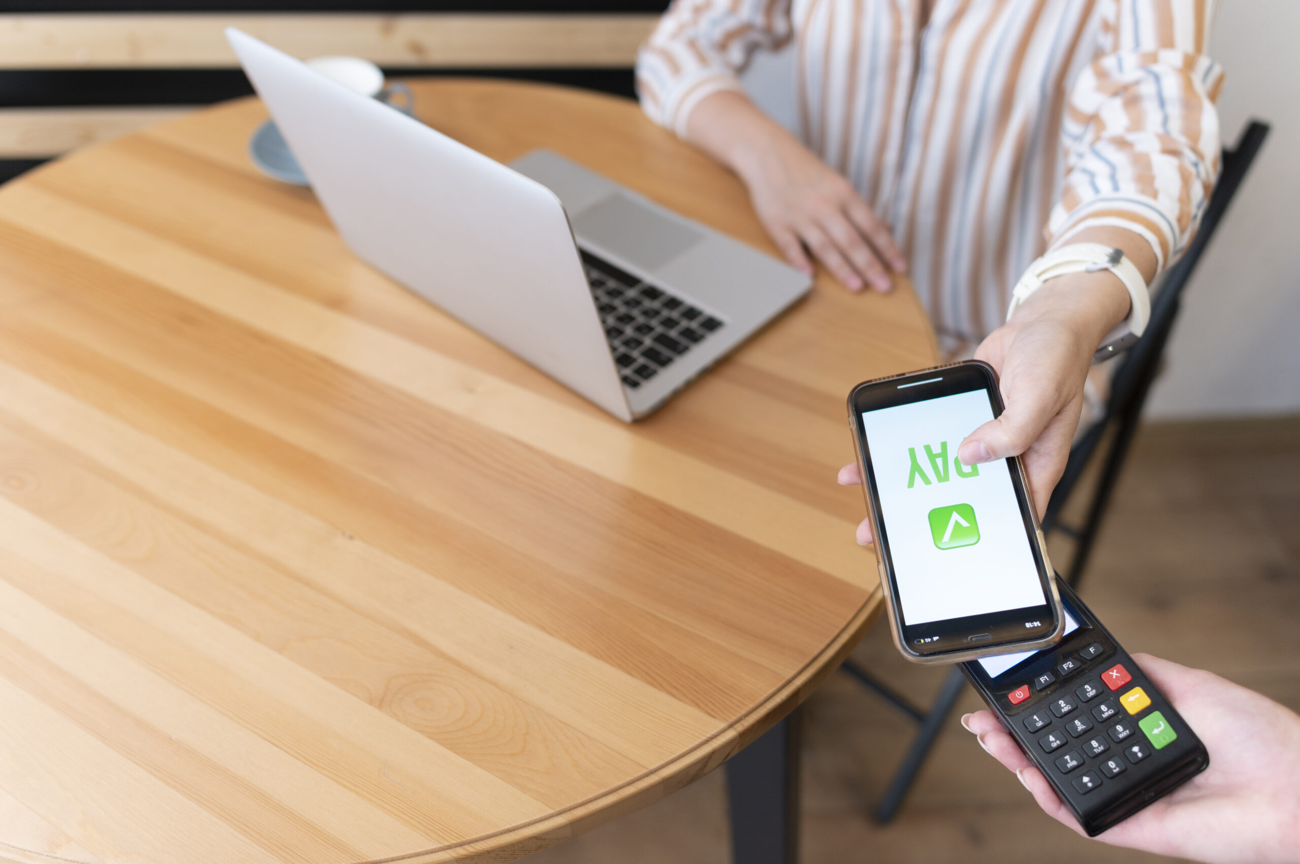 persona que paga con su aplicación de billetera de teléfono inteligente