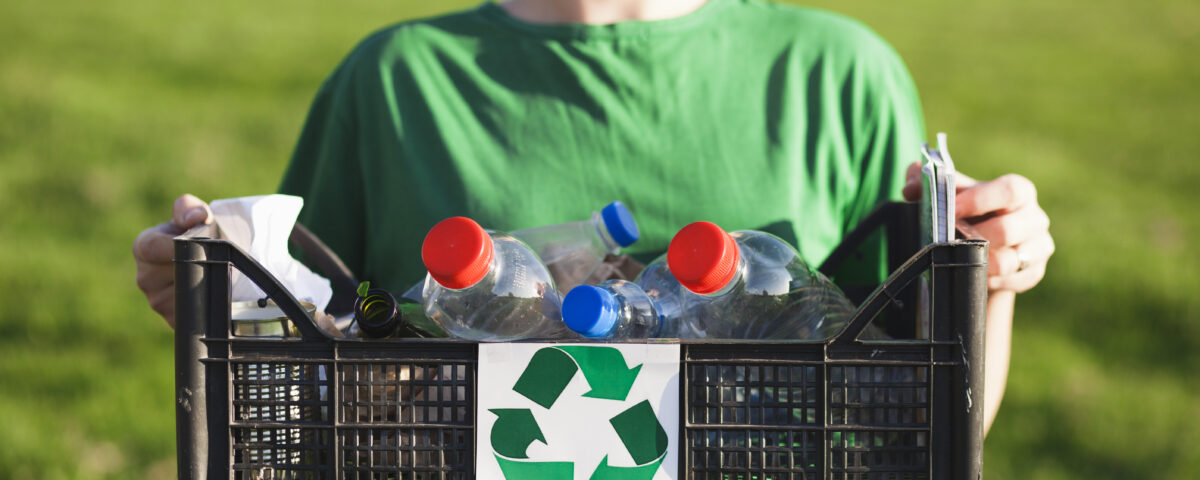 Fondo de reciclaje con una mujer sosteniendo una caja
