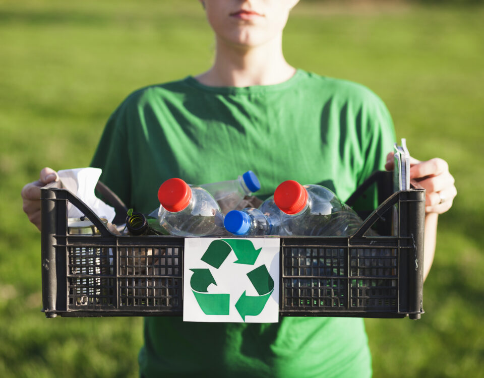Fondo de reciclaje con una mujer sosteniendo una caja